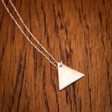 Håndlaget smykke i sølv. Design: Trekant