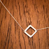 Håndlaget sølvsmykke. Design: Kvadraturen