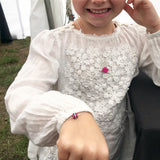 Rosa, fargerikt armbånd til barn, her med matchende smykke. Design inspirert av godteri. Kjede i sølv. Perfekt dåpsgave eller navnefest. Justerbar lengde, passer også større barn