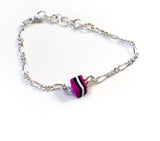 Rosa fargerikt armbånd til barn. Design inspirert av godteri. Selges i sett med smykke, perfekt dåpsgave eller navnefest. Justerbar lengde, passer også større barn