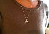 langt sølvsmykke. Håndlaget i sølv. Trekant. Enkle smykker