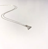 Håndlaget sølvsmykke. Design: Trekant, liten