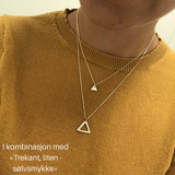 Håndlaget sølvsmykke. Design: Fare + Trekant,liten