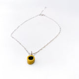 Gult, fargerikt smykke til barn. Design inspirert av godteri. Selges i sett med armbånd, perfekt dåpsgave eller navnefest. Justerbar lengde, passer også større barn