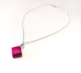 Rosa fargerikt smykke til barn. Design inspirert av godteri. Selges i sett med armbånd, perfekt dåpsgave