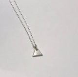 Håndlaget smykke i sølv. Design: Trekant, liten