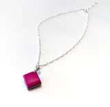 Rosa fargerikt smykke til barn. Design inspirert av godteri. Selges i sett med armbånd, perfekt dåpsgave