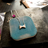 Sølvsløyfe, sløyfesmykke. Håndlaget sølvsmykke. Design: Sløyfe