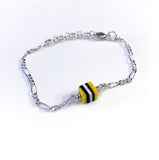 Gult, fargerikt armbånd til barn. Design inspirert av godteri. Kjede i sølv. Perfekt dåpsgave eller navnefest. Justerbar lengde, passer også større barn