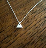 Håndlaget sølvsmykke. Design: Trekant, liten