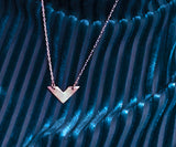 Håndlaget smykke i sølv. V design