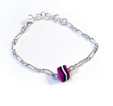 Rosa fargerikt armbånd til barn. Design inspirert av godteri. Selges i sett med smykke, perfekt dåpsgave eller navnefest. Justerbar lengde, passer også større barn