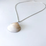 Sæby strandsmykker. Smykke av skjell fra Sæby Strand