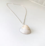 Sæby strandsmykker. Smykke av skjell fra Sæby strand