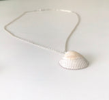 Sæby strandsmykke. Smykke av skjell fra Sæbystrand