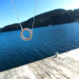 Håndlaget sølvsmykke. Design: Rund (lite). Sommermote