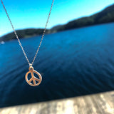 Håndlaget sølvsmykke. Design: Fred. Fredfult hav