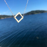 Håndlaget sølvsmykke. Design: Kvadraturen