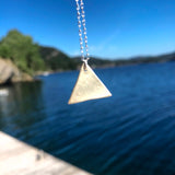 Håndlaget sølvsmykke. Design: Trekant