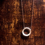 Håndlaget sølvsmykke. Design: Rund (lite). Enkle smykker